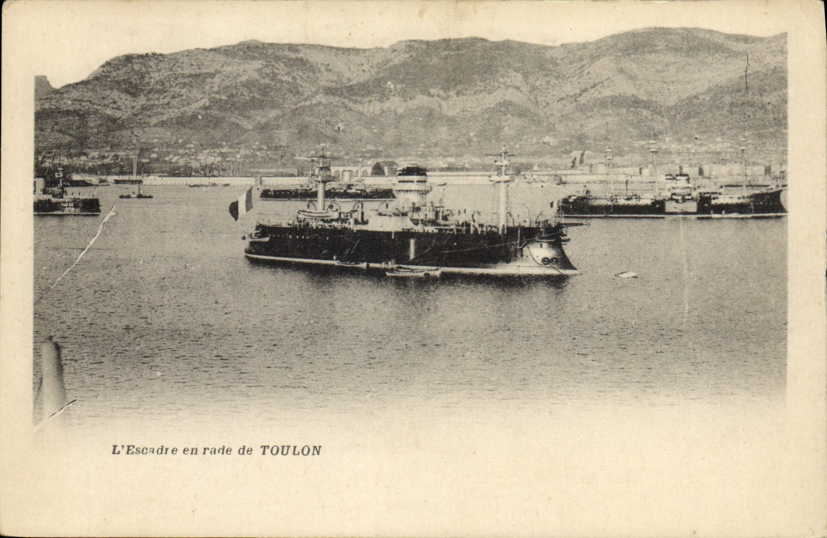CPA Bateau de guerre L'escadre en rade de Toulon 