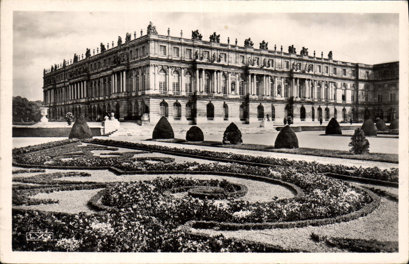 CPA Les Petits Tableaux De Versailles Le Chateau Facade sur le parc Les parterres
