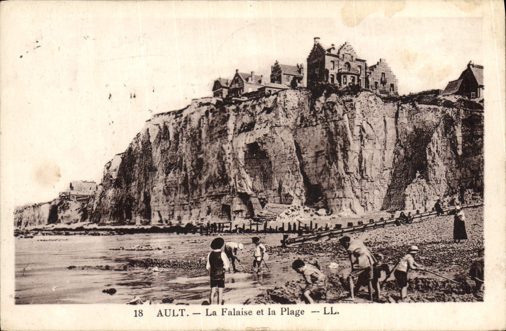 CPA Ault La Falaise et la Plage Enfants
