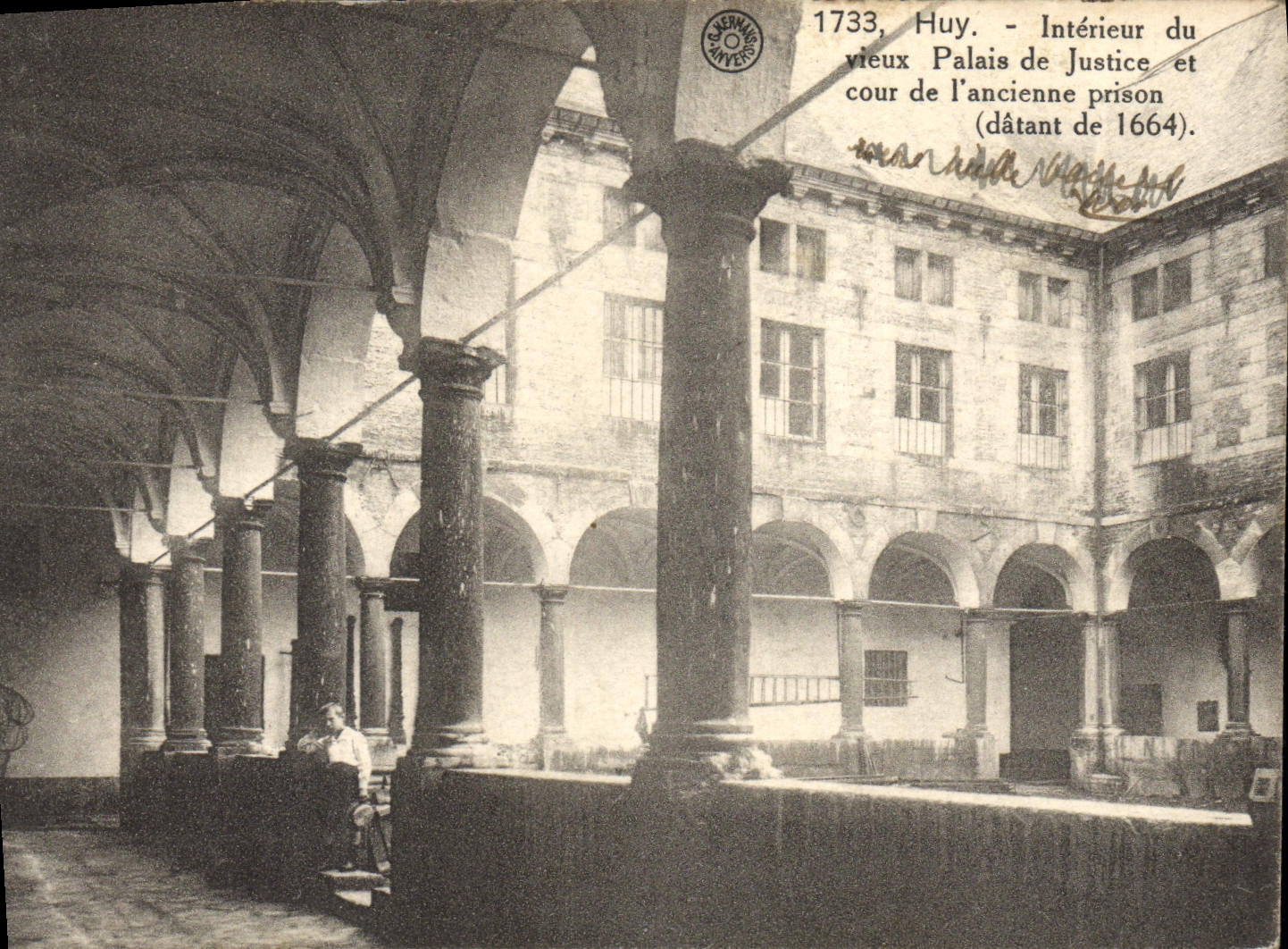 Huy — Intérieur du vieux Palais de Justice et cour de l'ancienne prison (dátant de 1664) — Chenavry