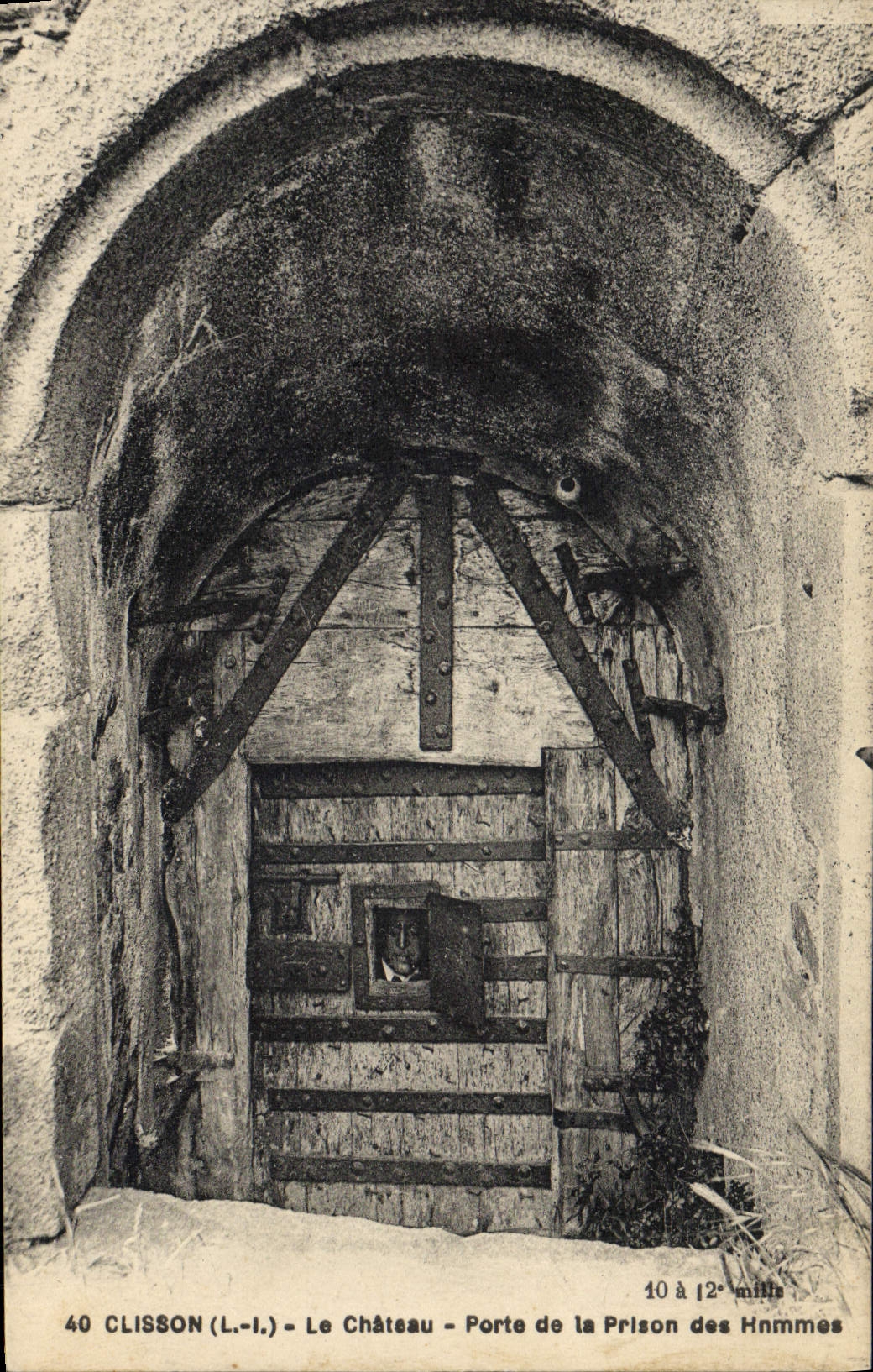 Clisson (Loire-Inférieure) — Le Château - Porte de la Prison des Hommes — Éditeur P. Chapeau