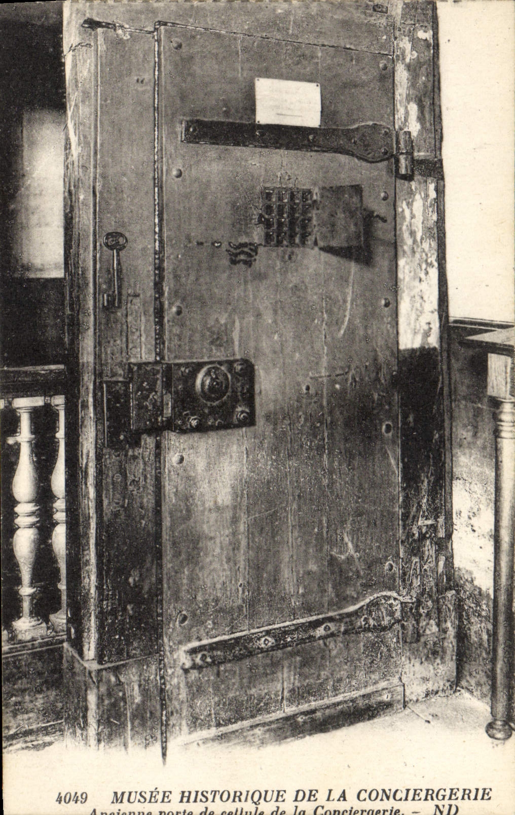 Ancienne porte de cellule de la Conciergerie — Musée Historique de la Conciergerie — n° 4049