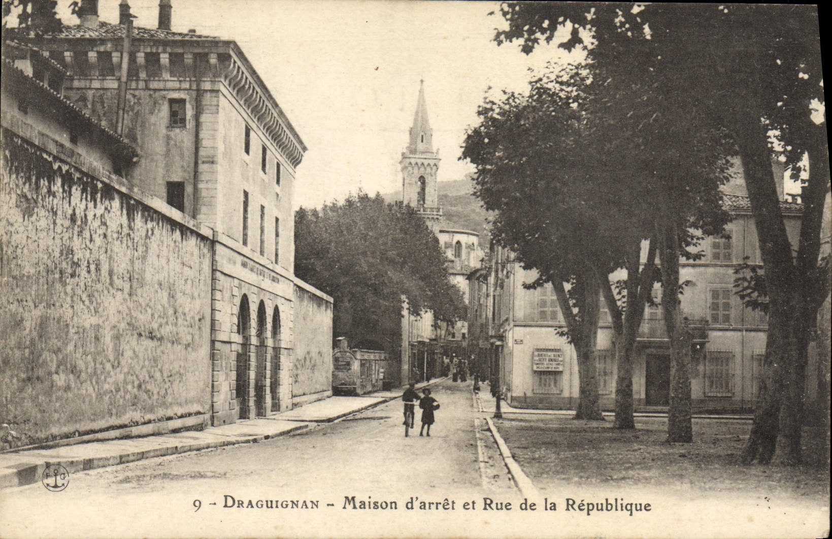 Draguignan - Maison d'arrêt et Rue de la République — éditeur CPAPHIL, n°9