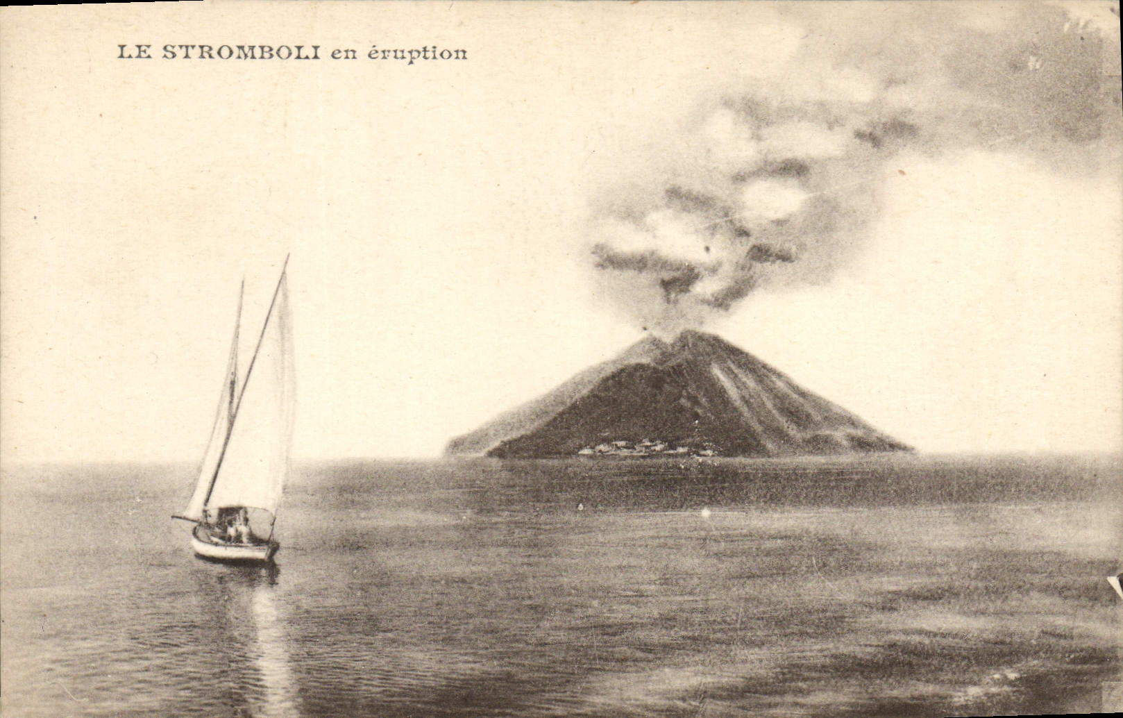 Le Stromboli en éruption — vue du volcan avec un voilier — éditeur inconnu