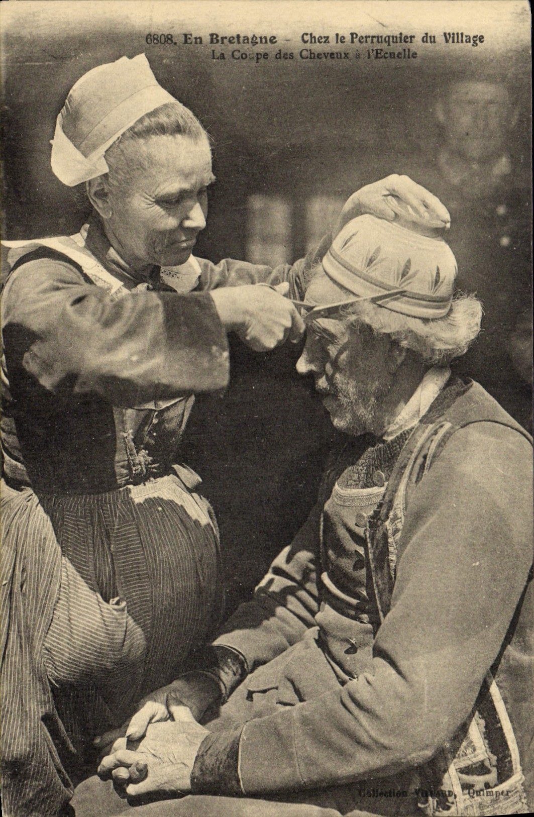 TOPCPA En Bretagne Chey le perruquier du village La coupe de cheveux a l'ecuelle Coiffeur Perruquier 