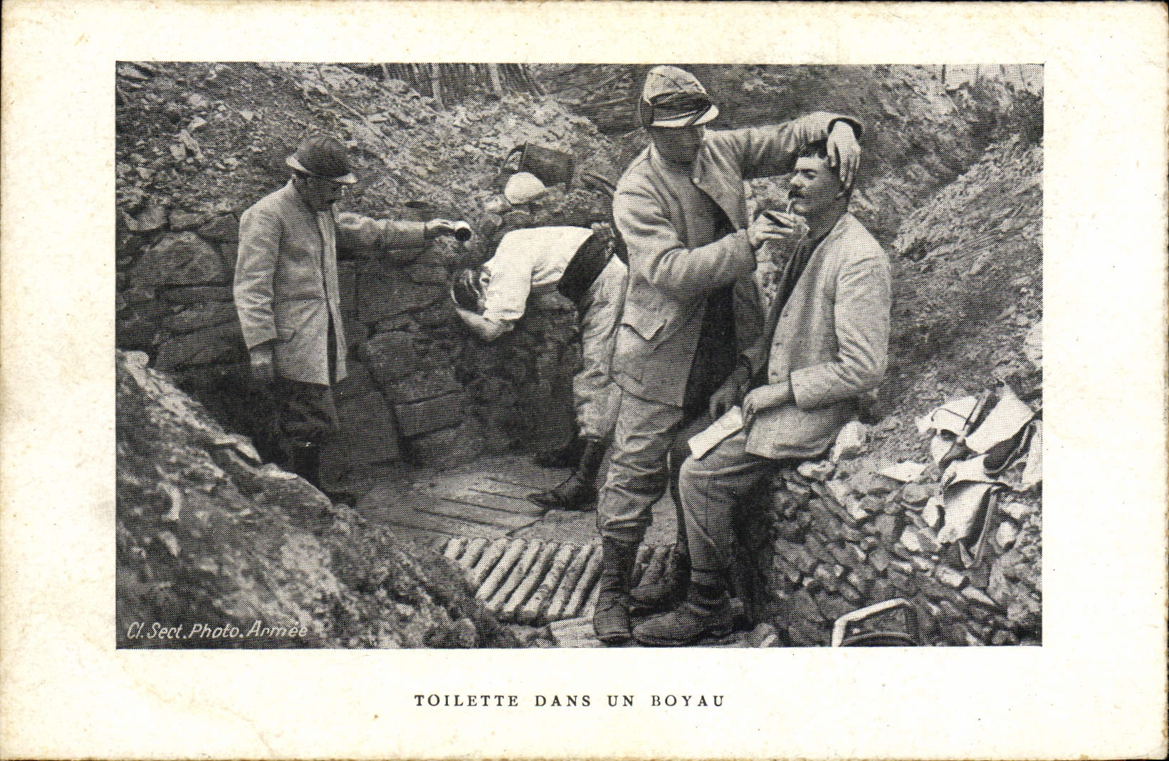 Toilette dans un boyau — Cl. Sect. Photo. Armée