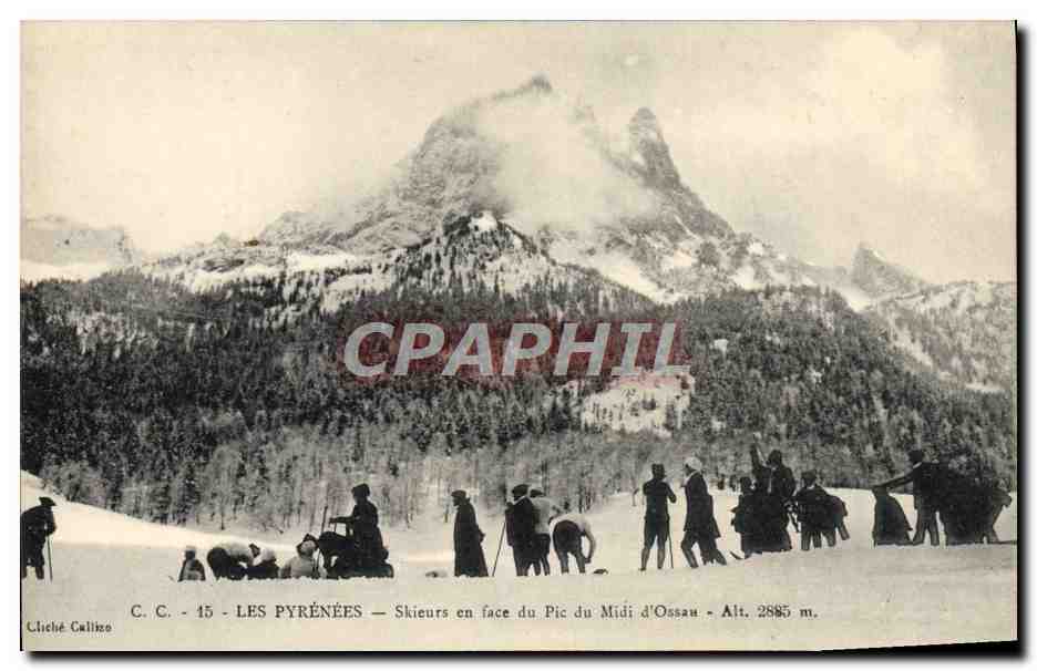 CPA Sports d'hiver Ski Les Pyrenees Skieurs en face du pic du Midi d'Ossau