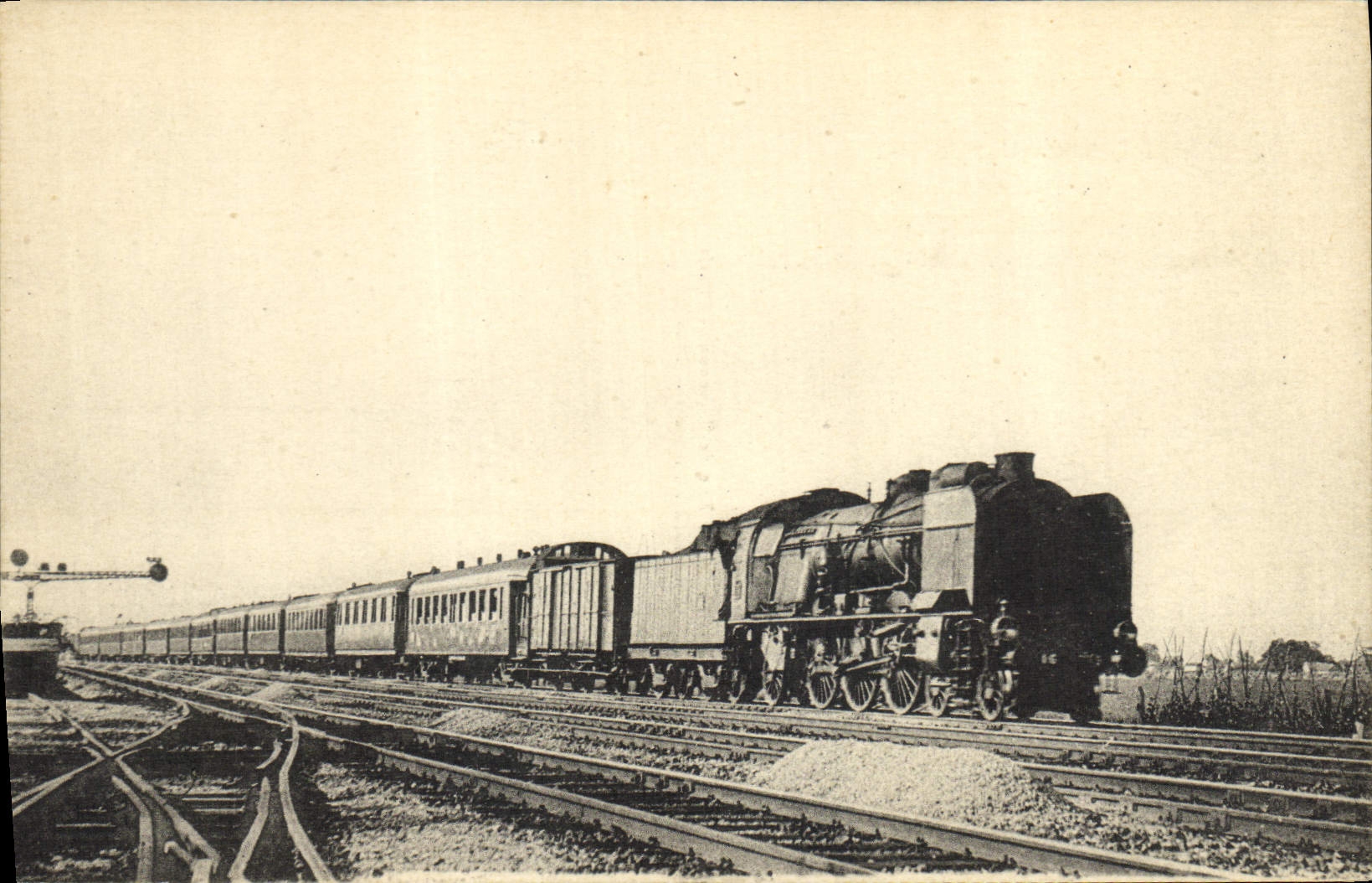 CPA Train Locomotive Region du Sud Est ex PLM Rapide Marseille Nice dans la banlieue de Paris 