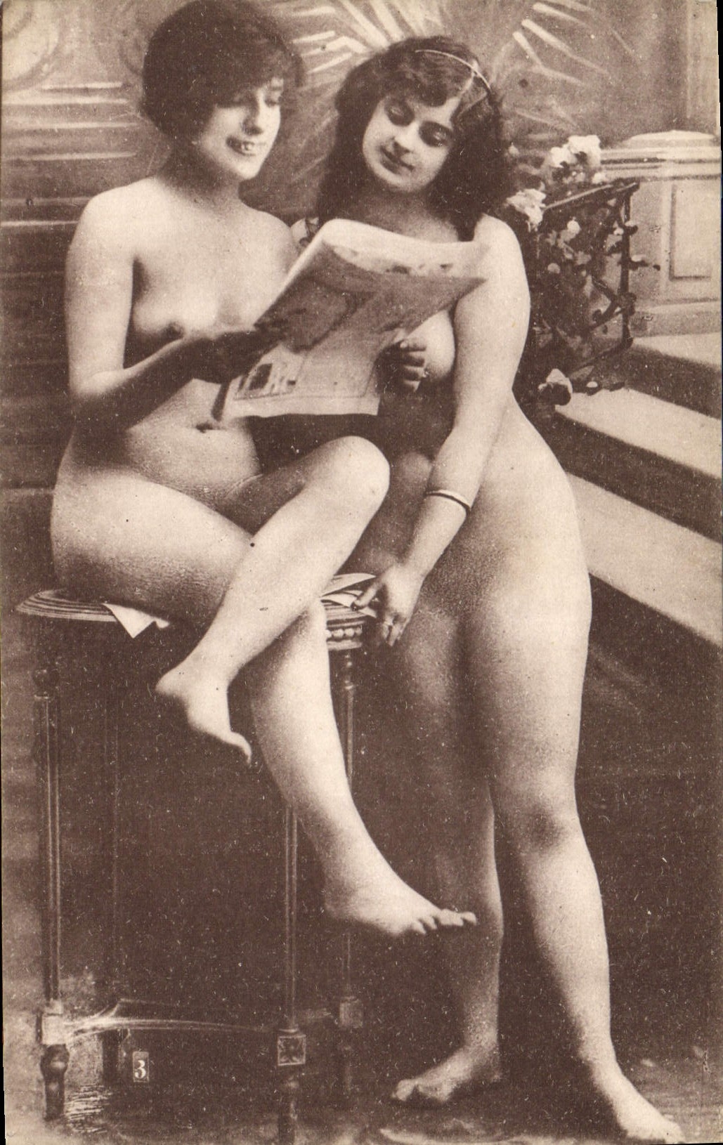 Deux femmes nues lisant un journal — Série 7 — Lagache, Imp.-édit., 1, rue du Helder, Paris - Anverso