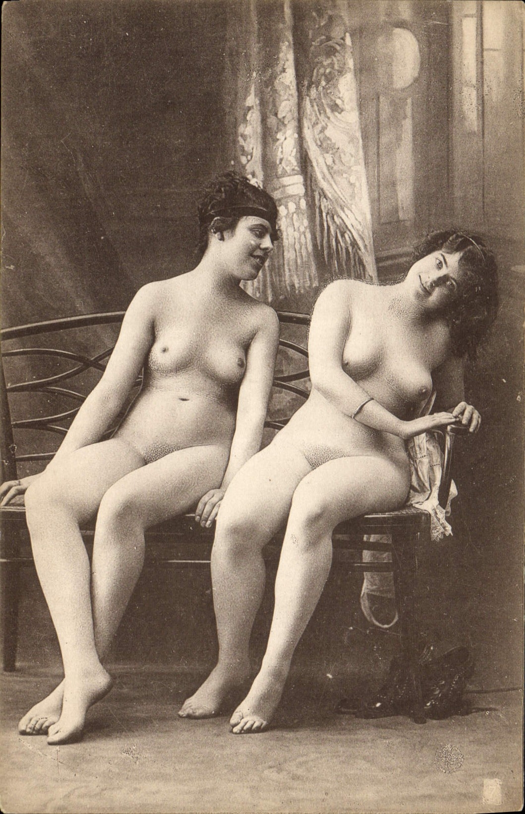 Dos mujeres desnudas — estudio fotográfico — Lagache, Serie 6