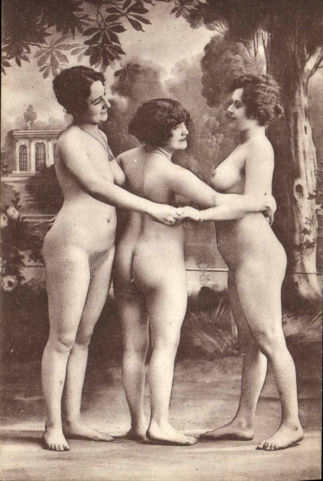 Tre donne nude — scena di studio — Lagache Imp.édit., Parigi, Serie 7