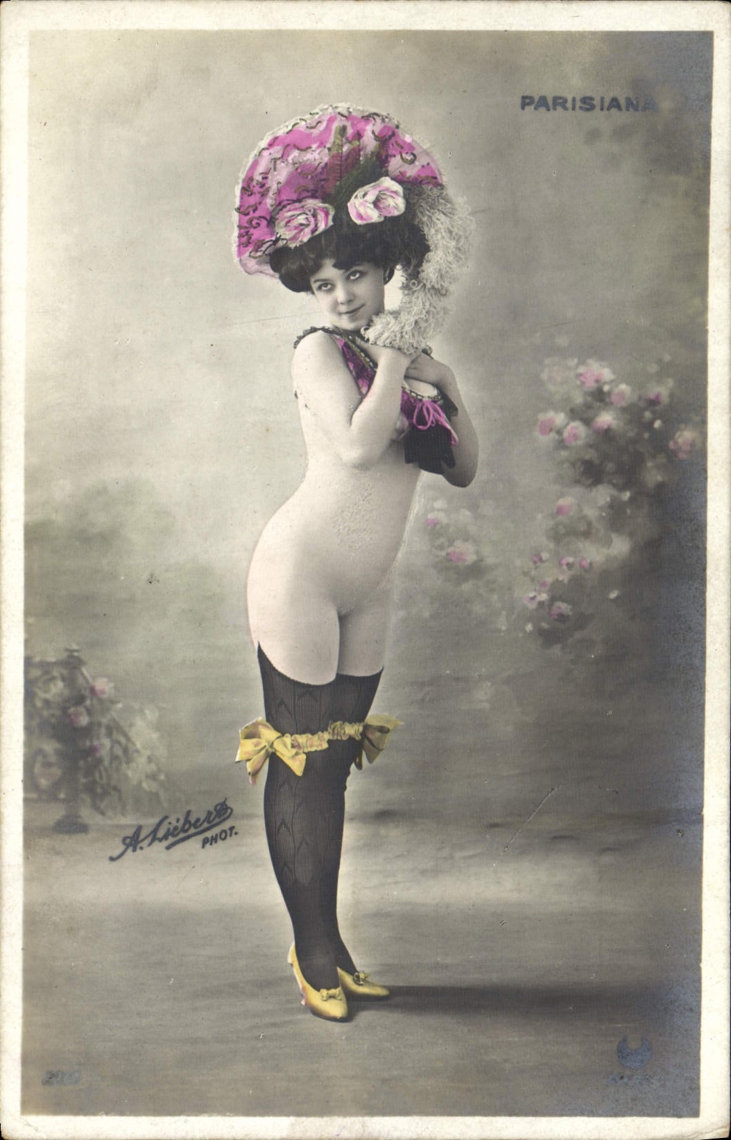 Parisiana — mujer en traje de escena con sombrero adornado — A. Lieiberg Fot.