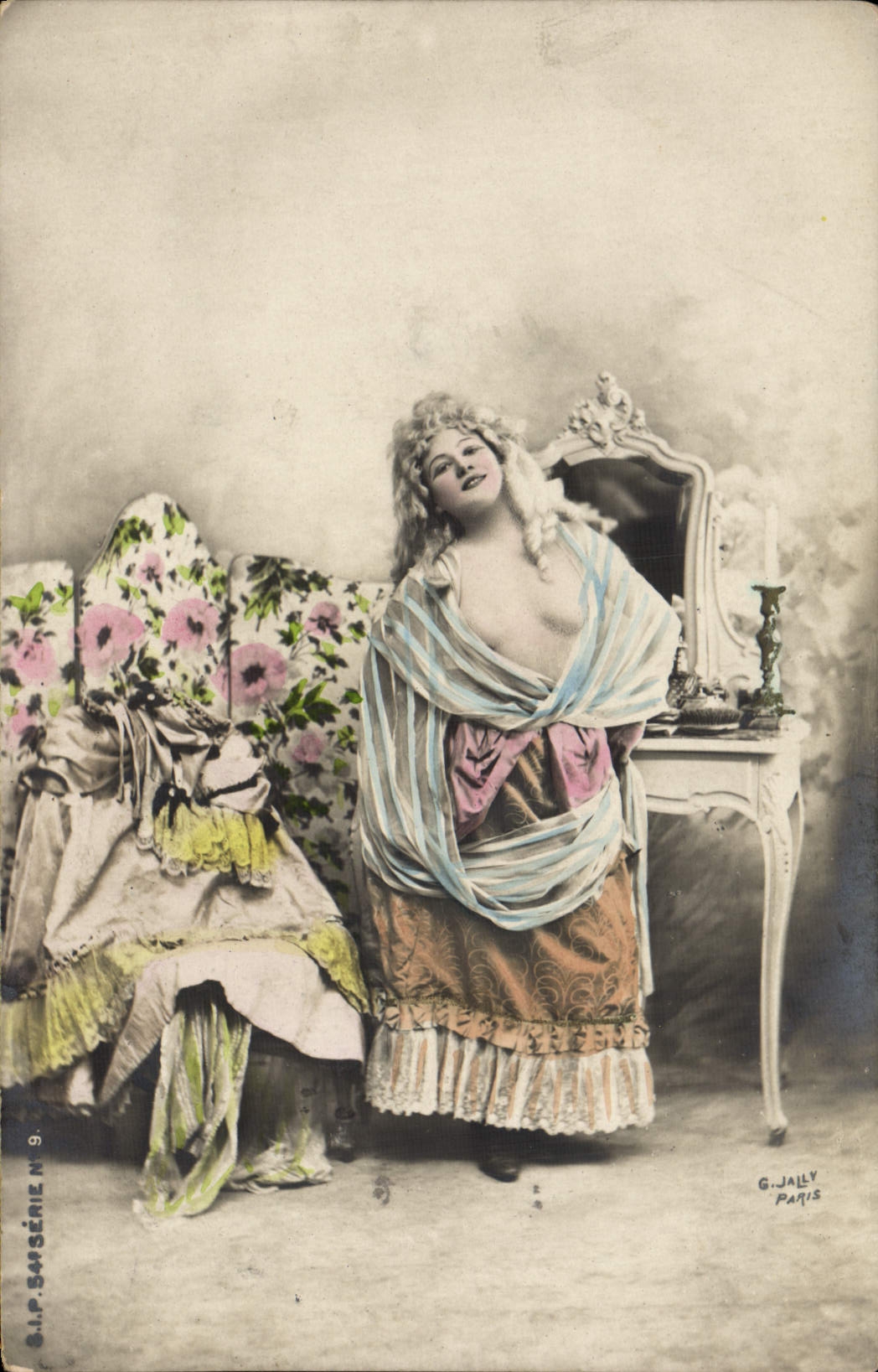 Femme en robe ornée — G. JALLY PARIS — Série N. 9