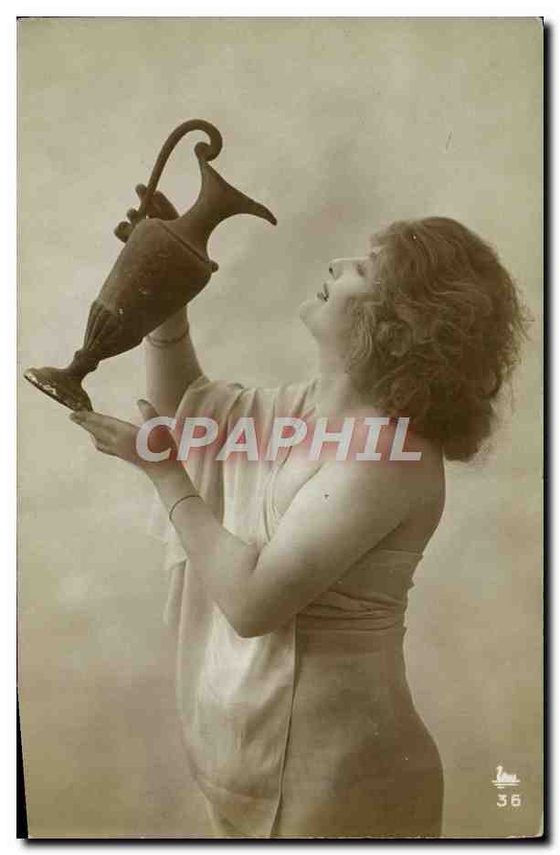 Femme en robe drapée tenant un vase antique — éditeur 'Léon' n°36