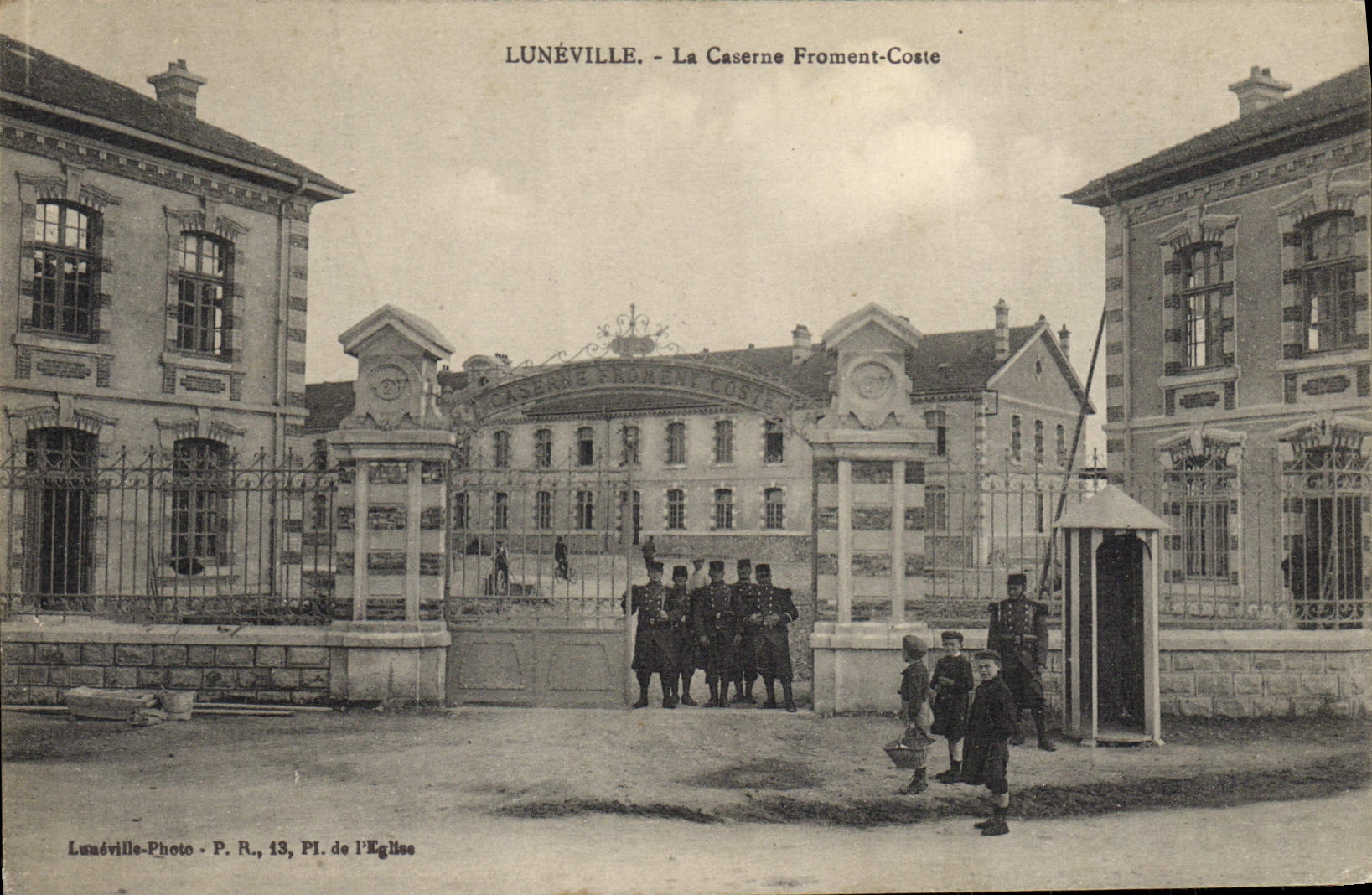 CPA Militaria Lunveille La caserne Froment Coste Enfants