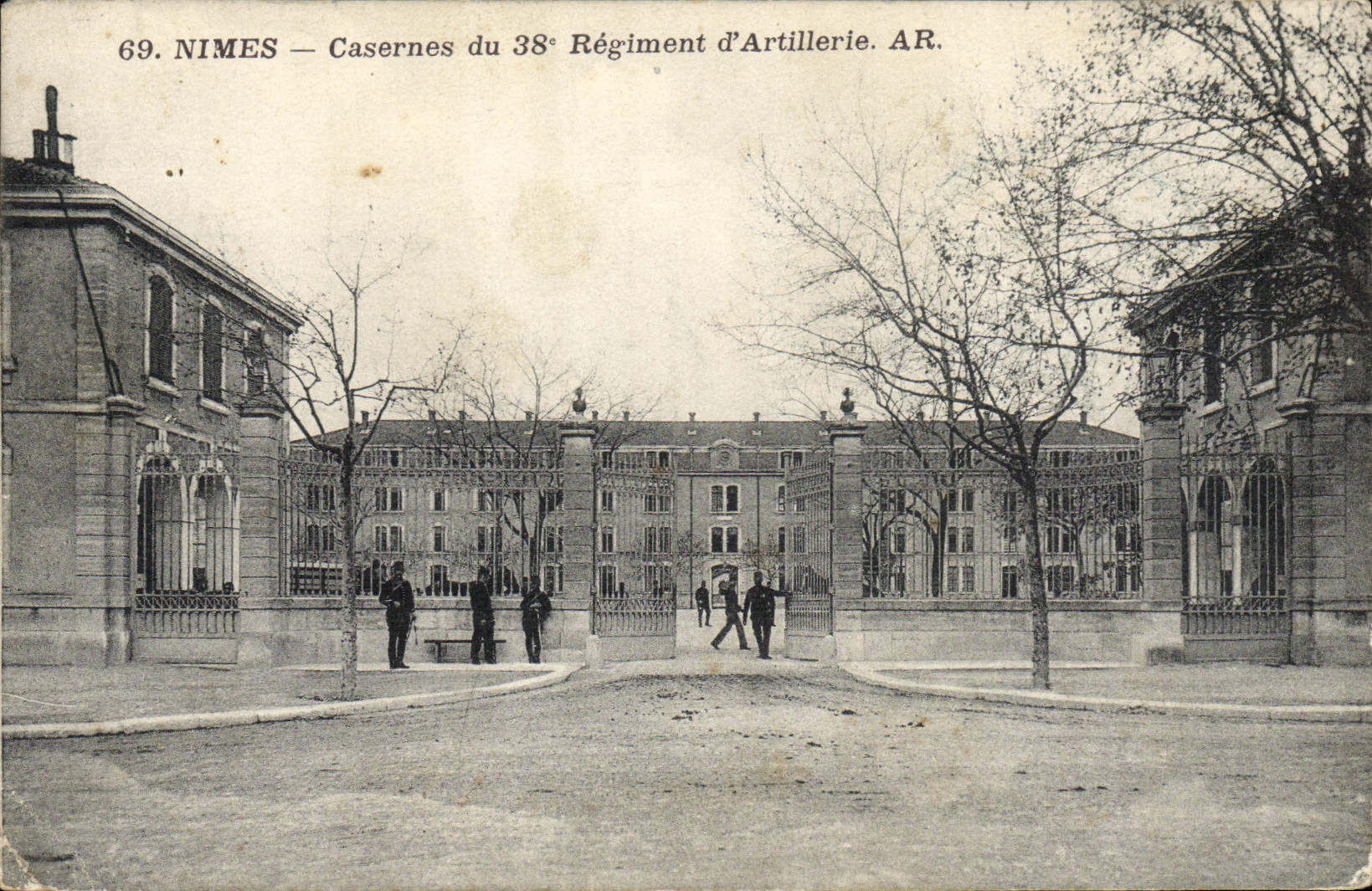CPA Militaria Nimes Casernes du 38eme regiment d'artillerie 