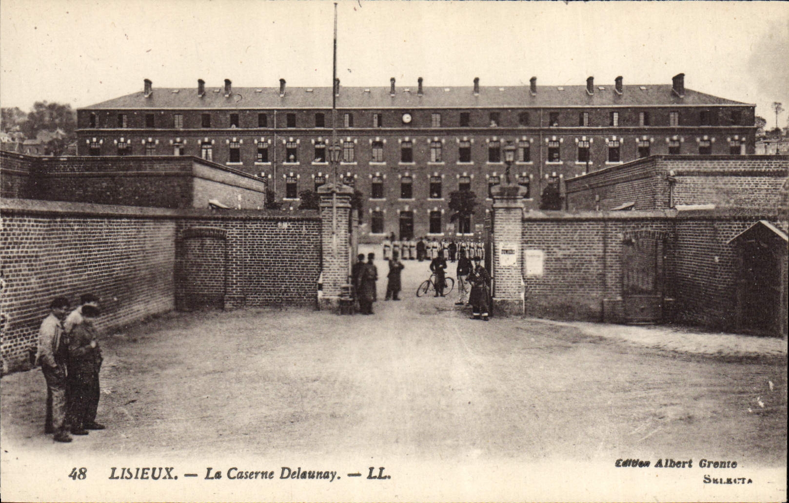 CPA Militaria Lisieux La caserne Delaunay 