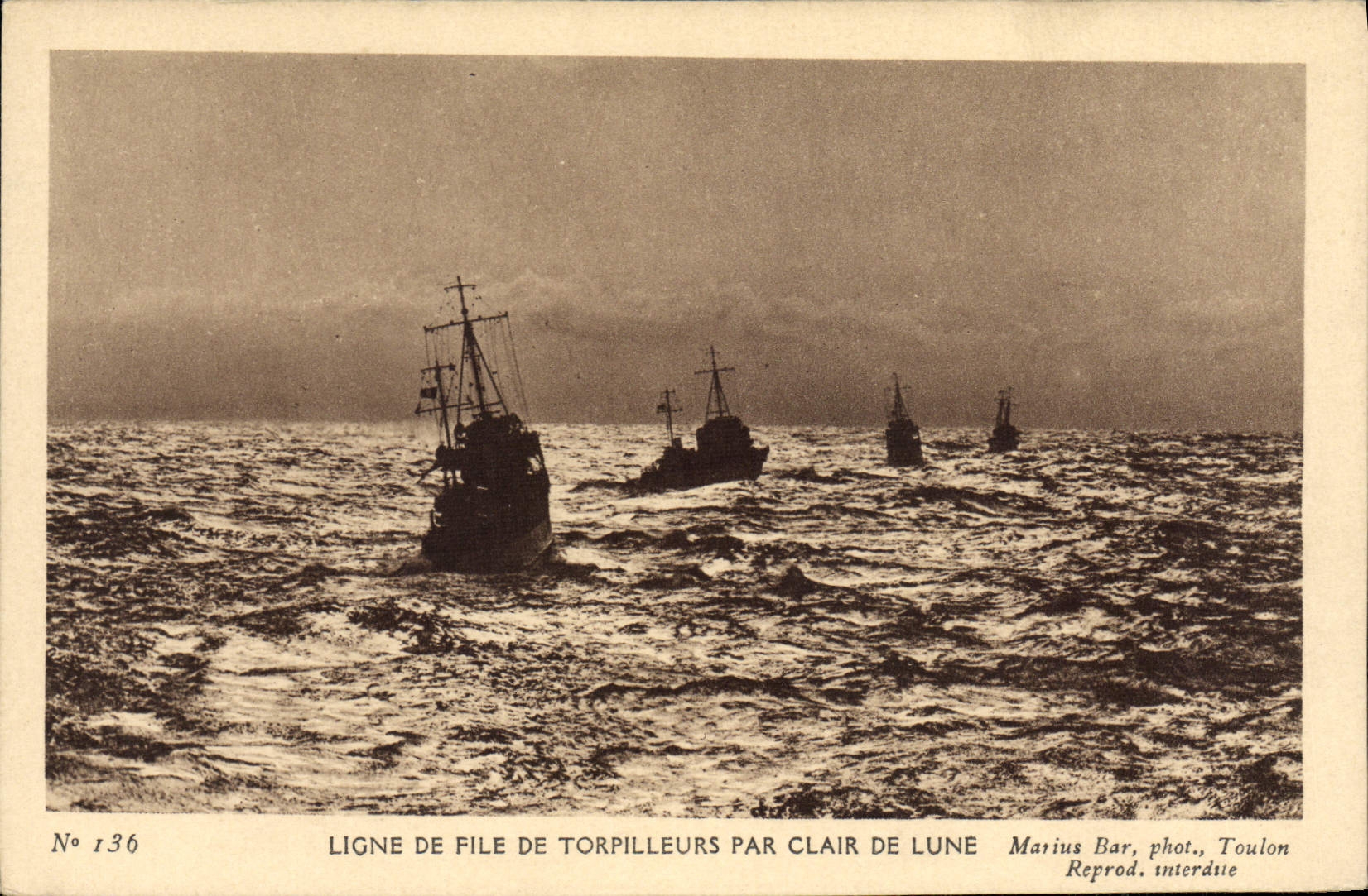 CPA Bateau Guerre Ligne de file de torpilleurs par clair de lune 