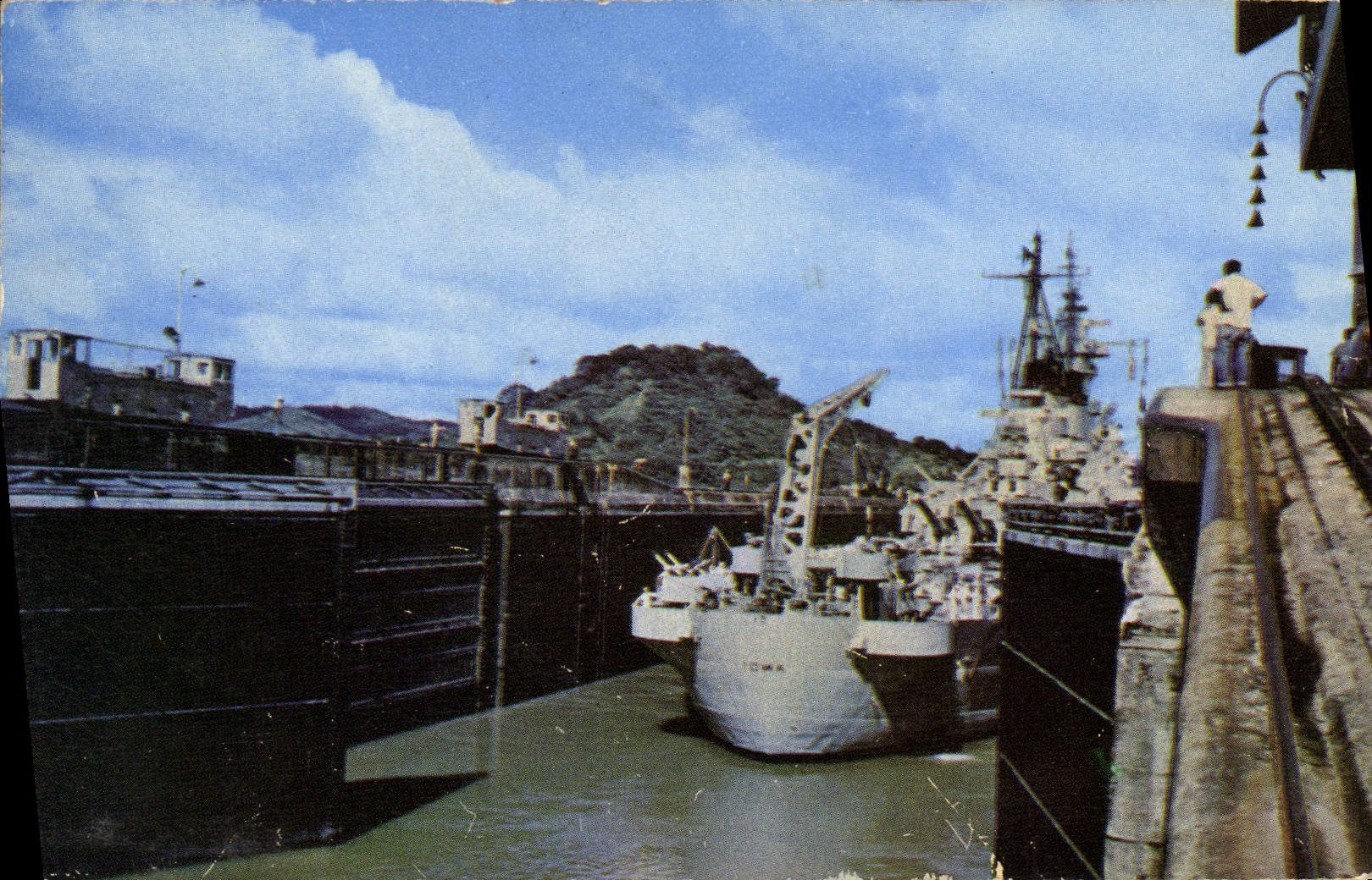 U.S.S. "IOWA" — entrant dans les écluses de Pedro Miguel — Tarjeta Postal, éditeur G. Eugene Thiel, n° 3C-K327