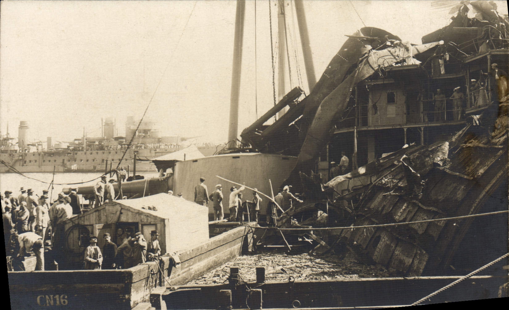 CARTE PHOTO Bateau explosion Guerre 
