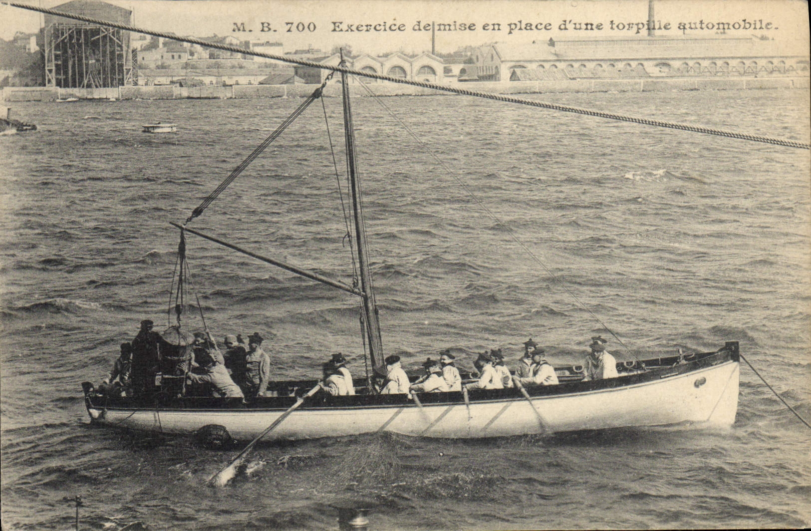 CPA Bateau Guerre Exercice de mise en place d'une torpille automobile 