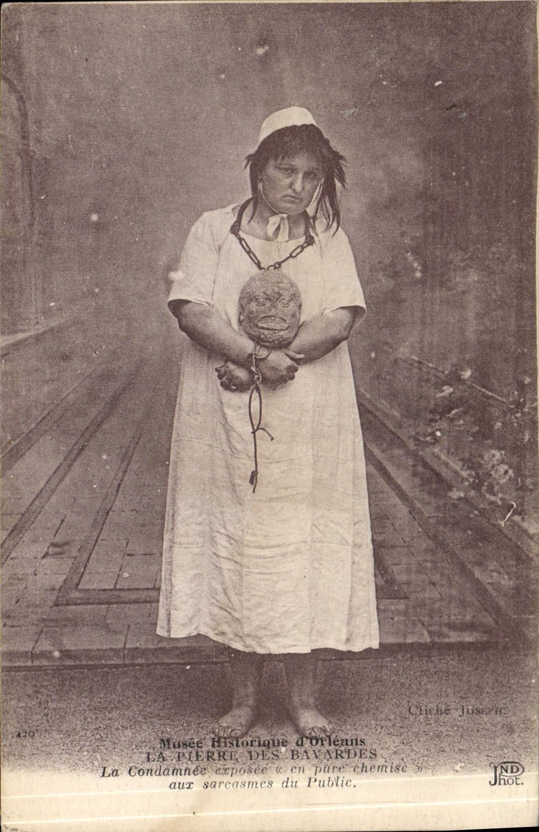 CPA La Pierre Des Bavardes La Condamnee exposee en pure chemise aux sarcasmes du public Orleans 