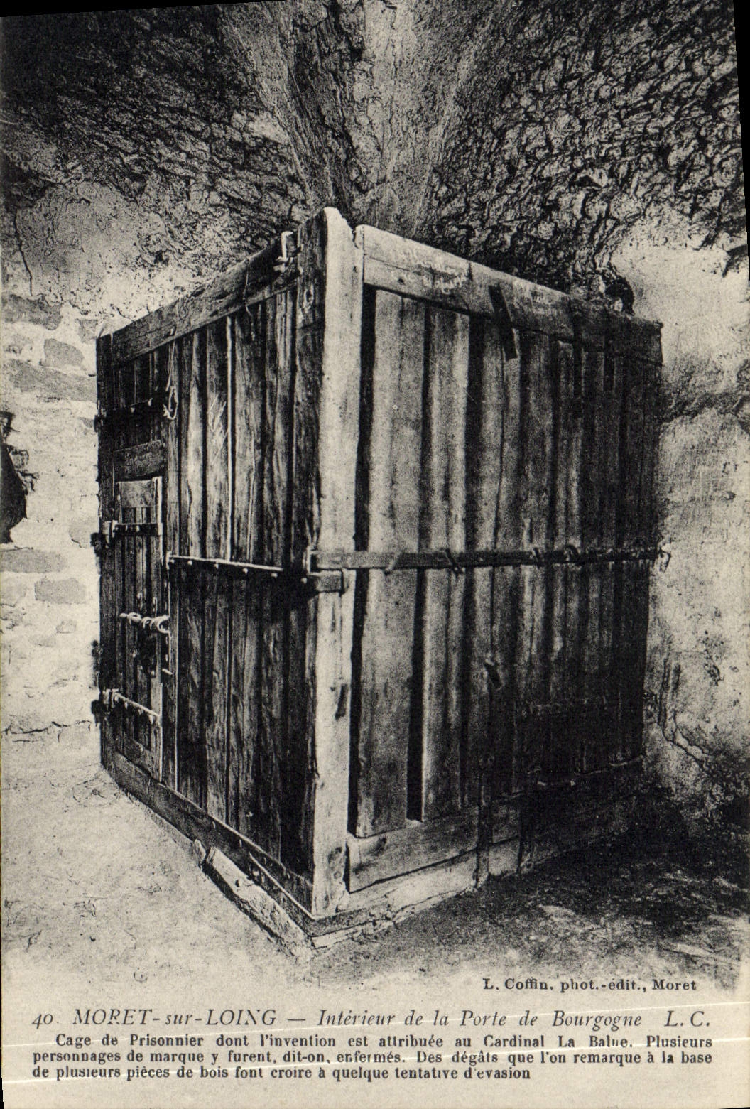 Moret-sur-Loing — Intérieur de la Porte de Bourgogne — Cage de prisonnier attribuée au Cardinal La Baule