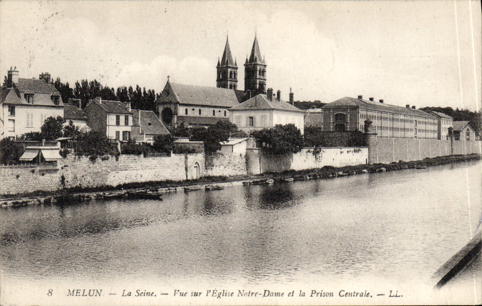 CPA Melun La Seine Vue Sur L'Eglise Notre Dame et la prison centrale 