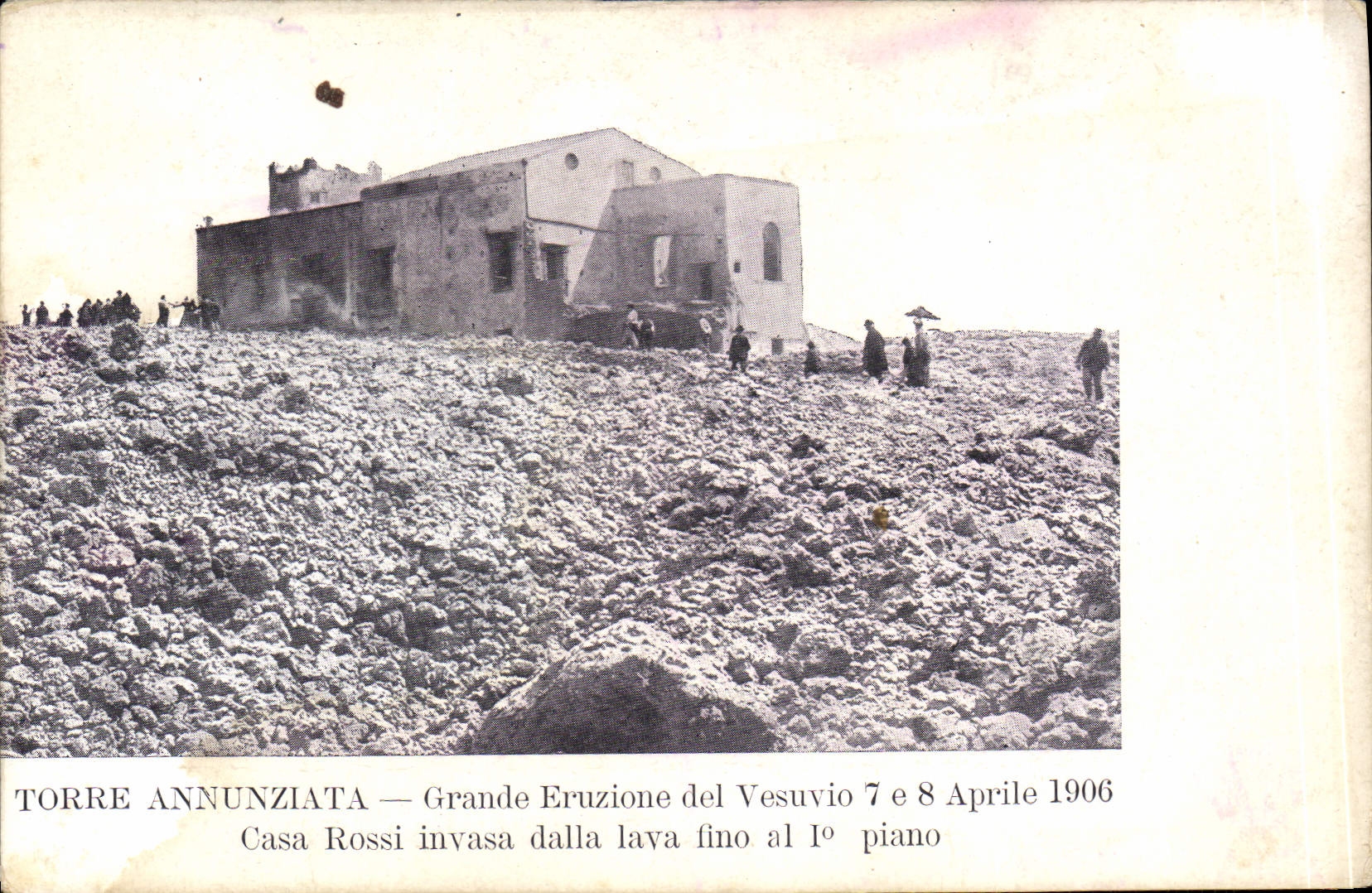 Torre Annunziata — Grande éruption du Vésuve 7 et 8 avril 1906 — Casa Rossi envahie par la lave jusqu'au 1er étage