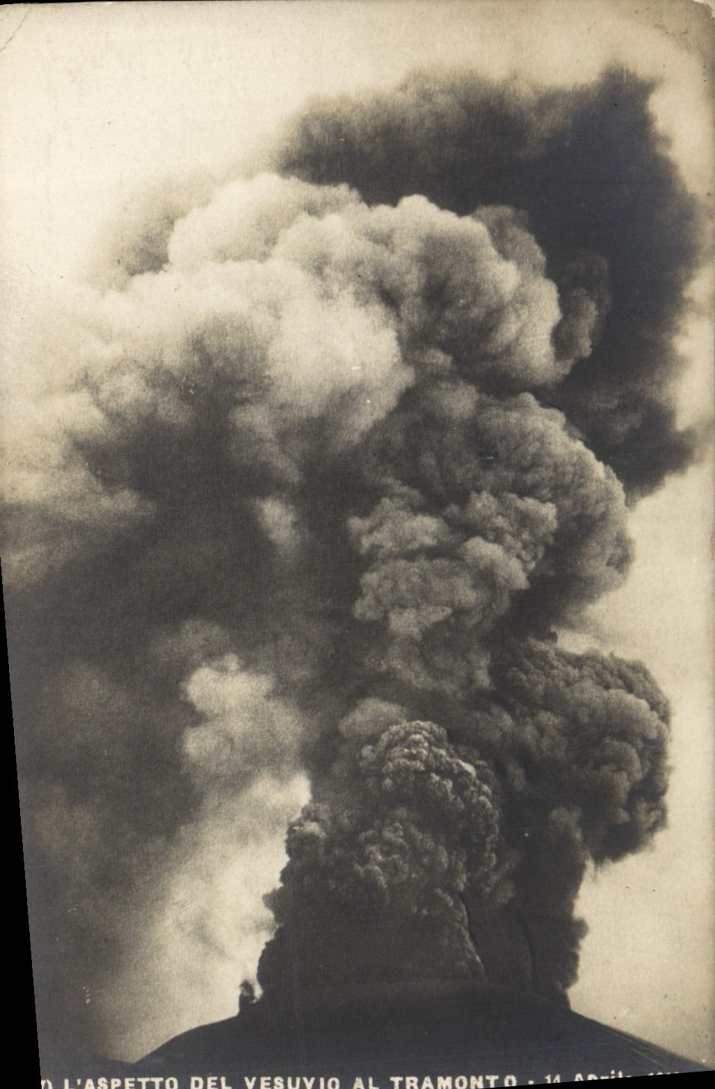 Volcan du Vésuve au crépuscule — 14 avril — Éd. P. Cordova - Resina