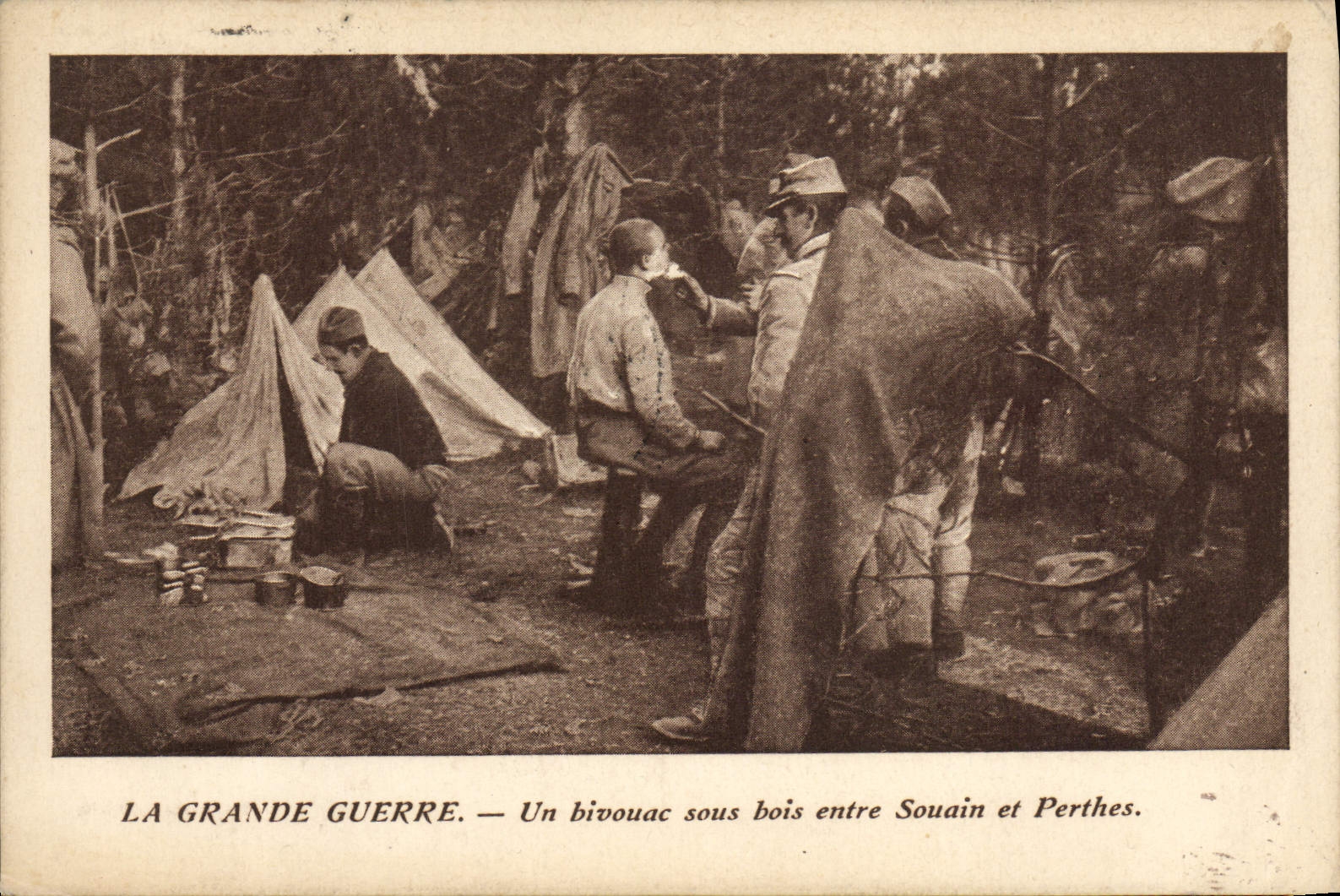 CPA Militaria Coiffeur Perruquier Un bivouac sous bois entre Souain et Perthes