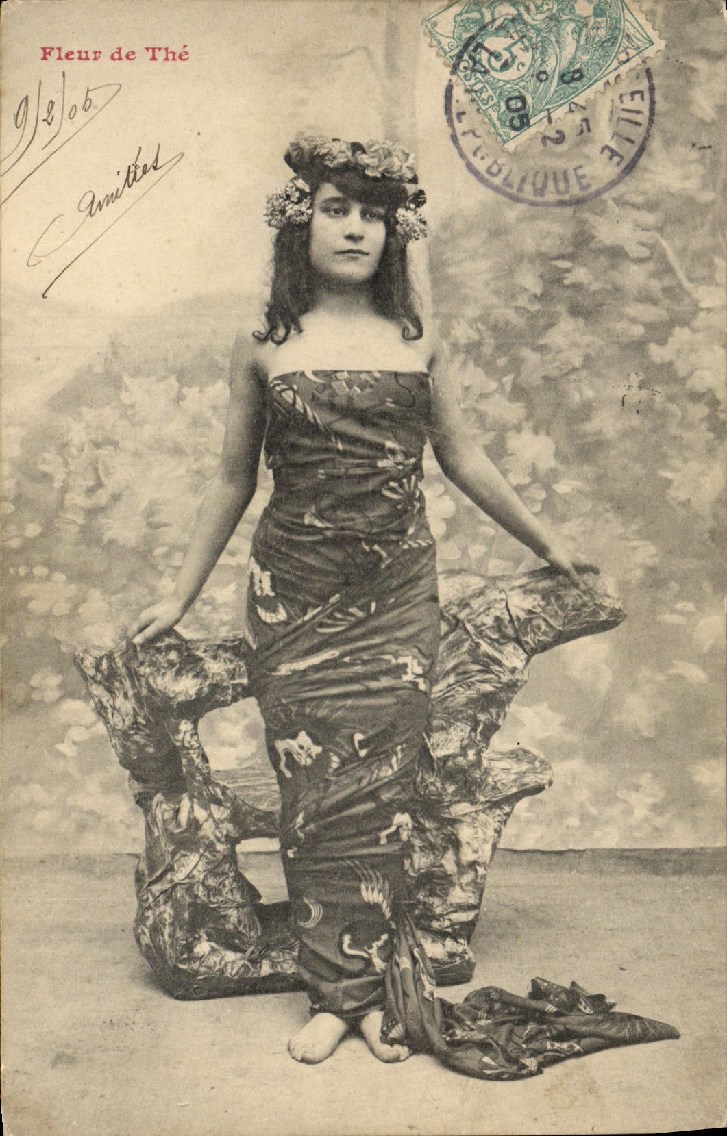 Teeflower — junge Frau in verziertem Kleid — J. Lob, Amittiel