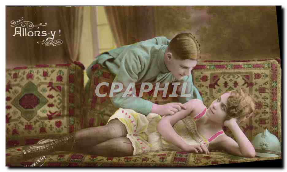 CPA Femme nu erotique Soldat Militaria 