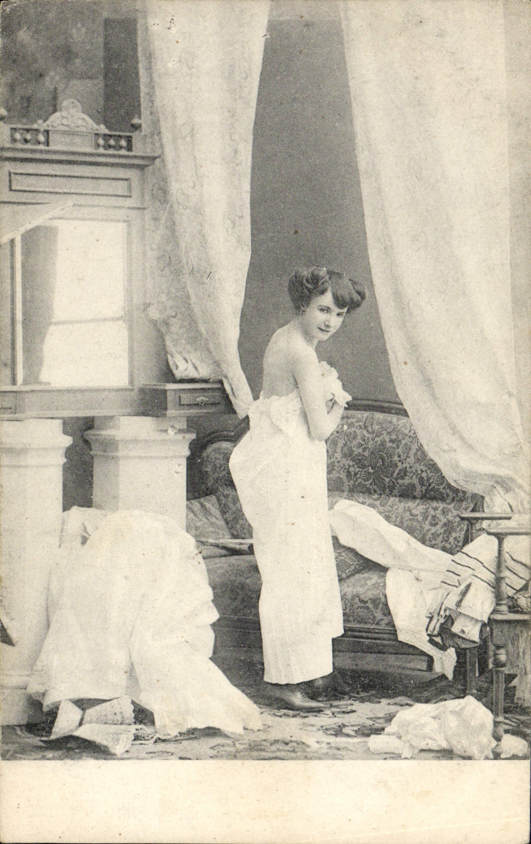 Donna in vestaglia — interno elegante — n. 5469