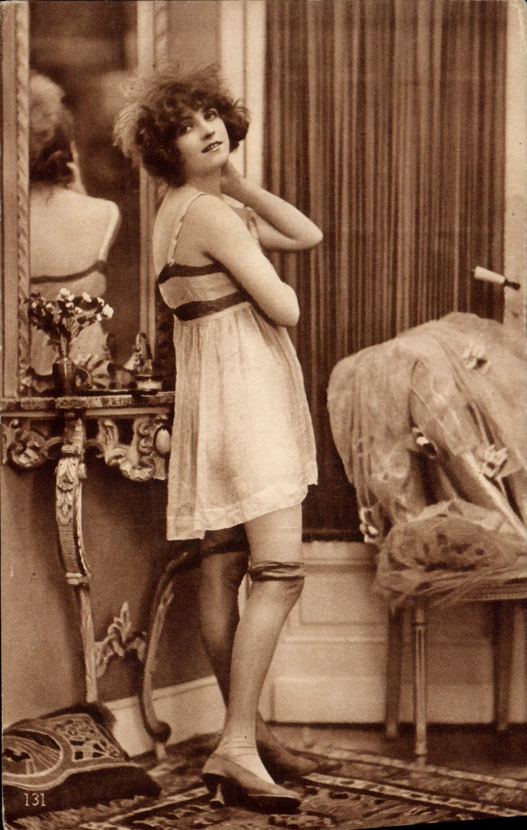 Jeune femme en robe de nuit — intérieur élégant — série 131
