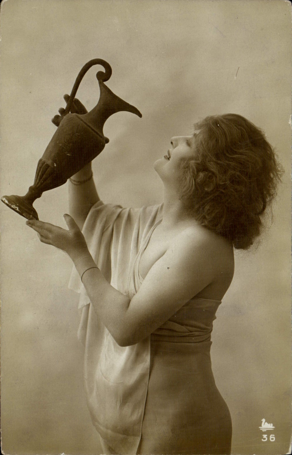 Femme en robe drapée tenant un cratère — éditeur 'Lam' n° 36