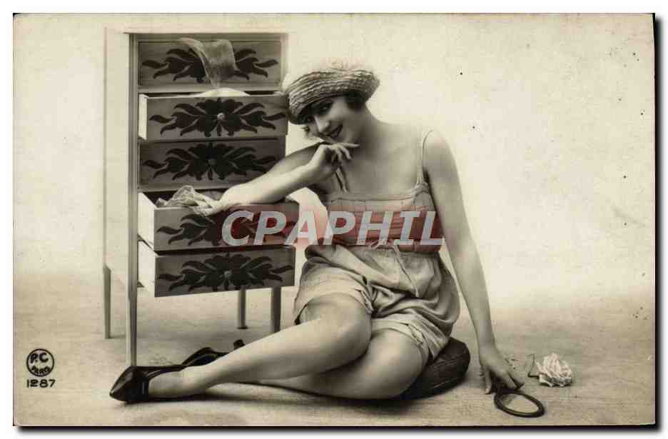 Jeune femme en tenue de bain — pose devant un meuble à tiroirs — P-C Paris n°1287