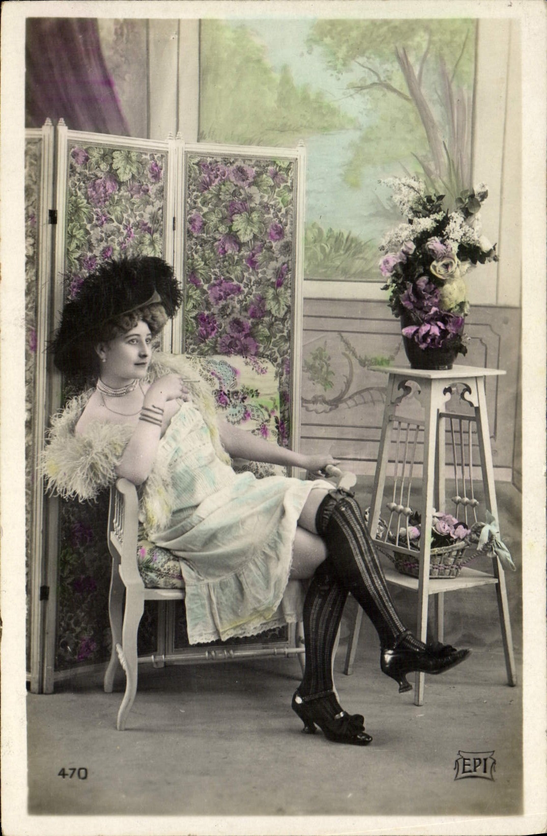 Femme élégante en robe légère — décor de paravent floral — éditeur EPI n°470