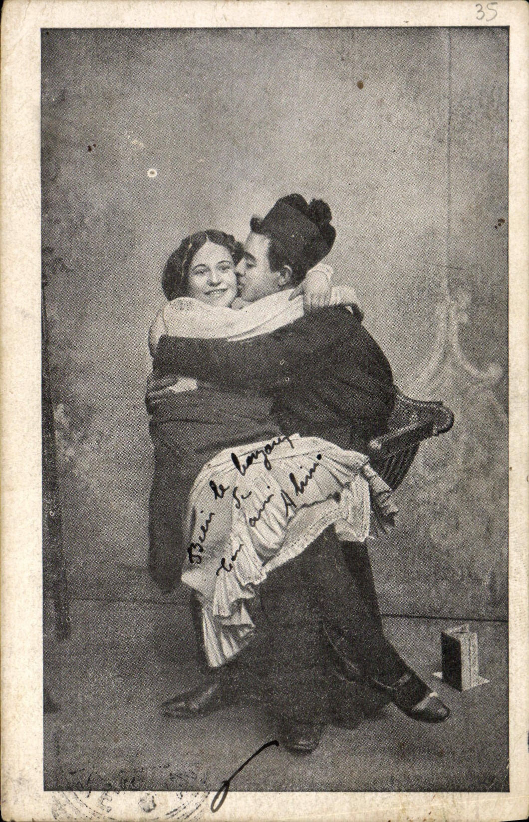 Couple en étreinte — scène de théâtre — éditeur De Longuy — n° 35