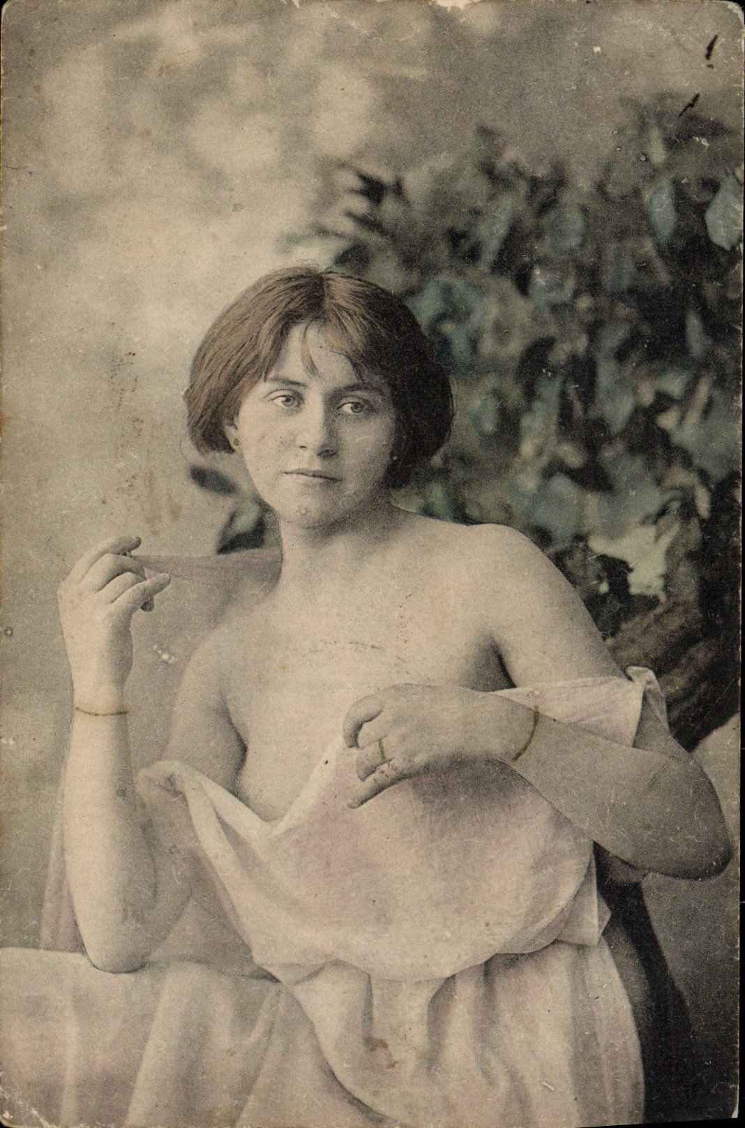 Jeune femme nue partiellement voilée — studio — éditeur non identifié