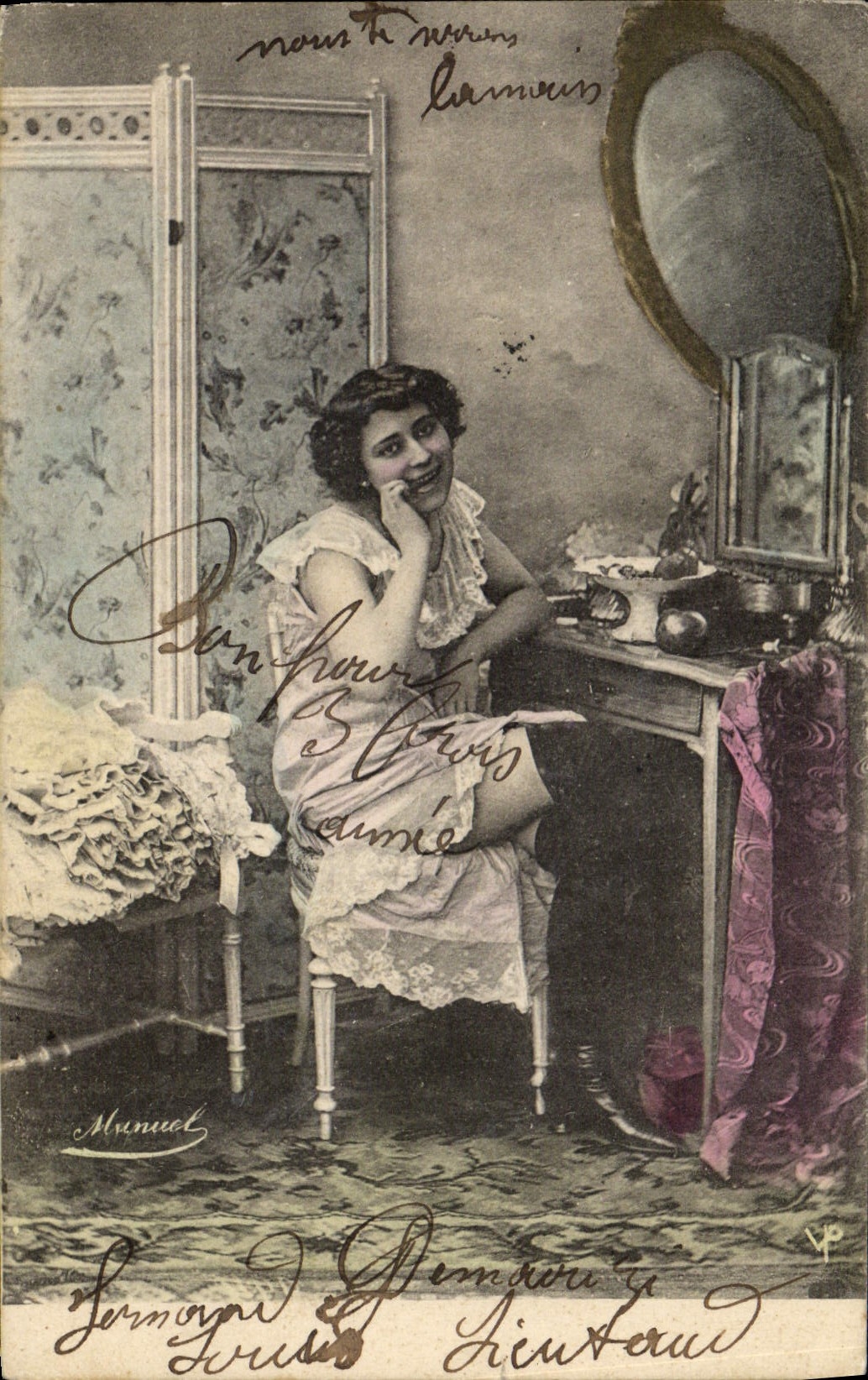 Frau am Staffeltisch — Innenraum — Manuel