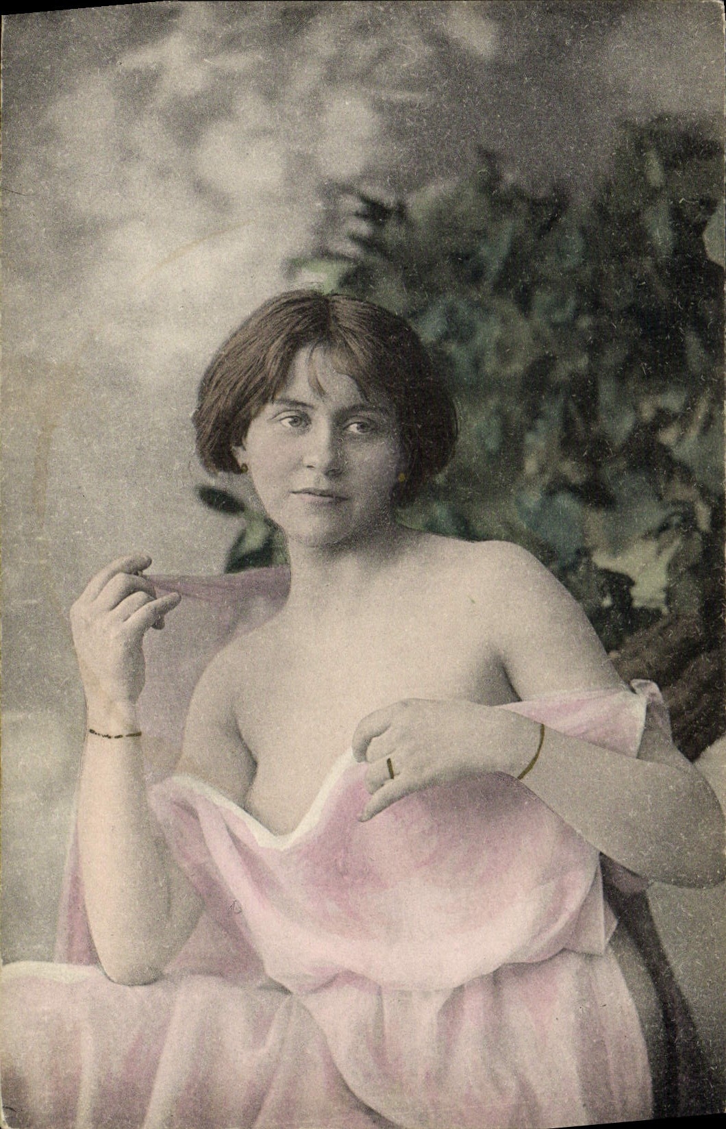 Jeune femme en robe rose — portrait — éditeur inconnu, n° de série non visible