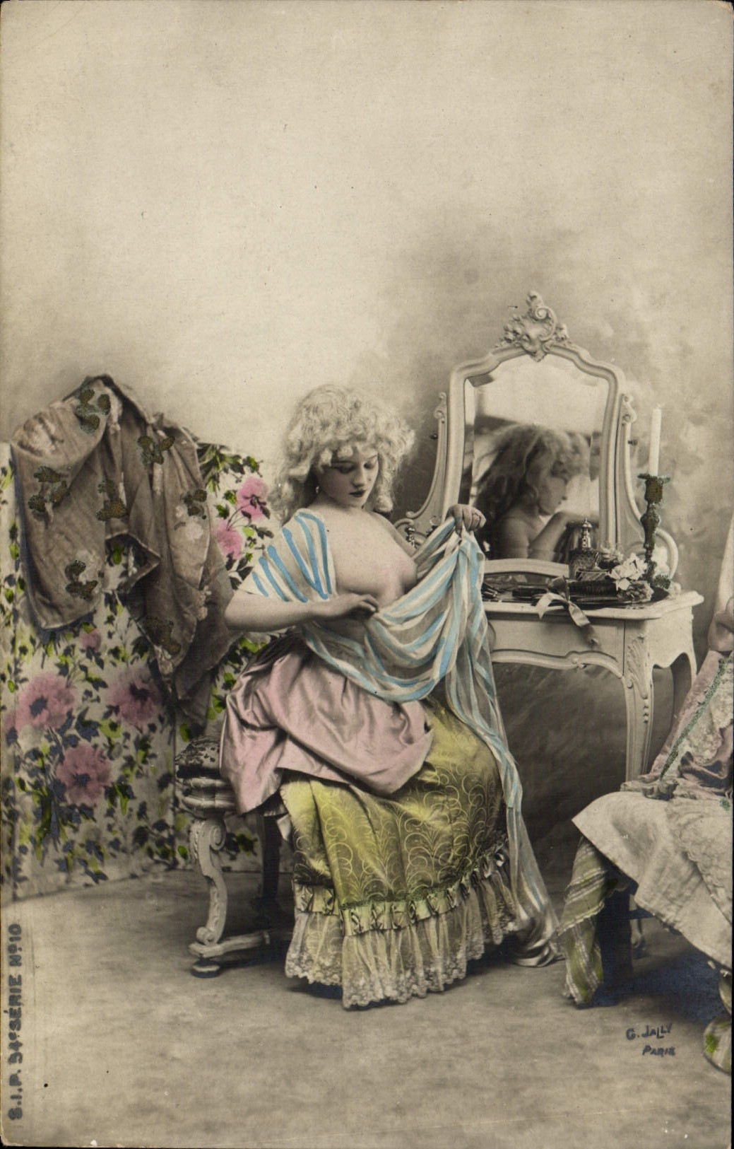 Jeune femme devant un miroir — Série N°10 — G. JALY, Paris