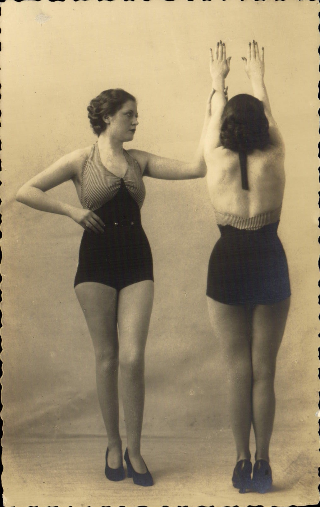 Deux femmes en maillots de bain — pose de studio — Mogador 475