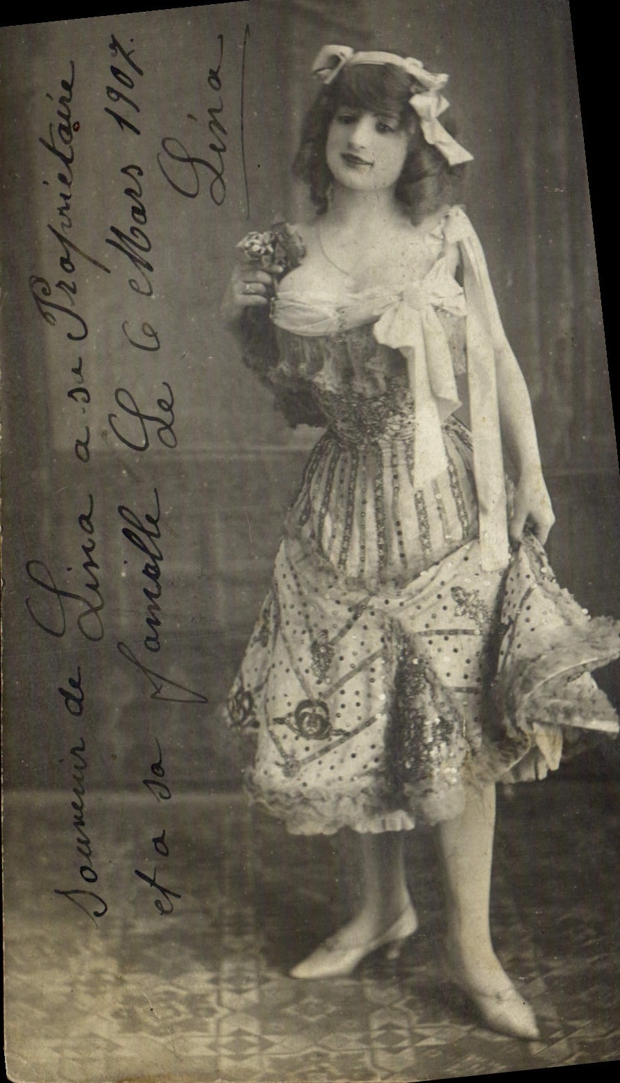 Frau in geschmücktem Kleid — 1902 — Eigentum von G. Lina