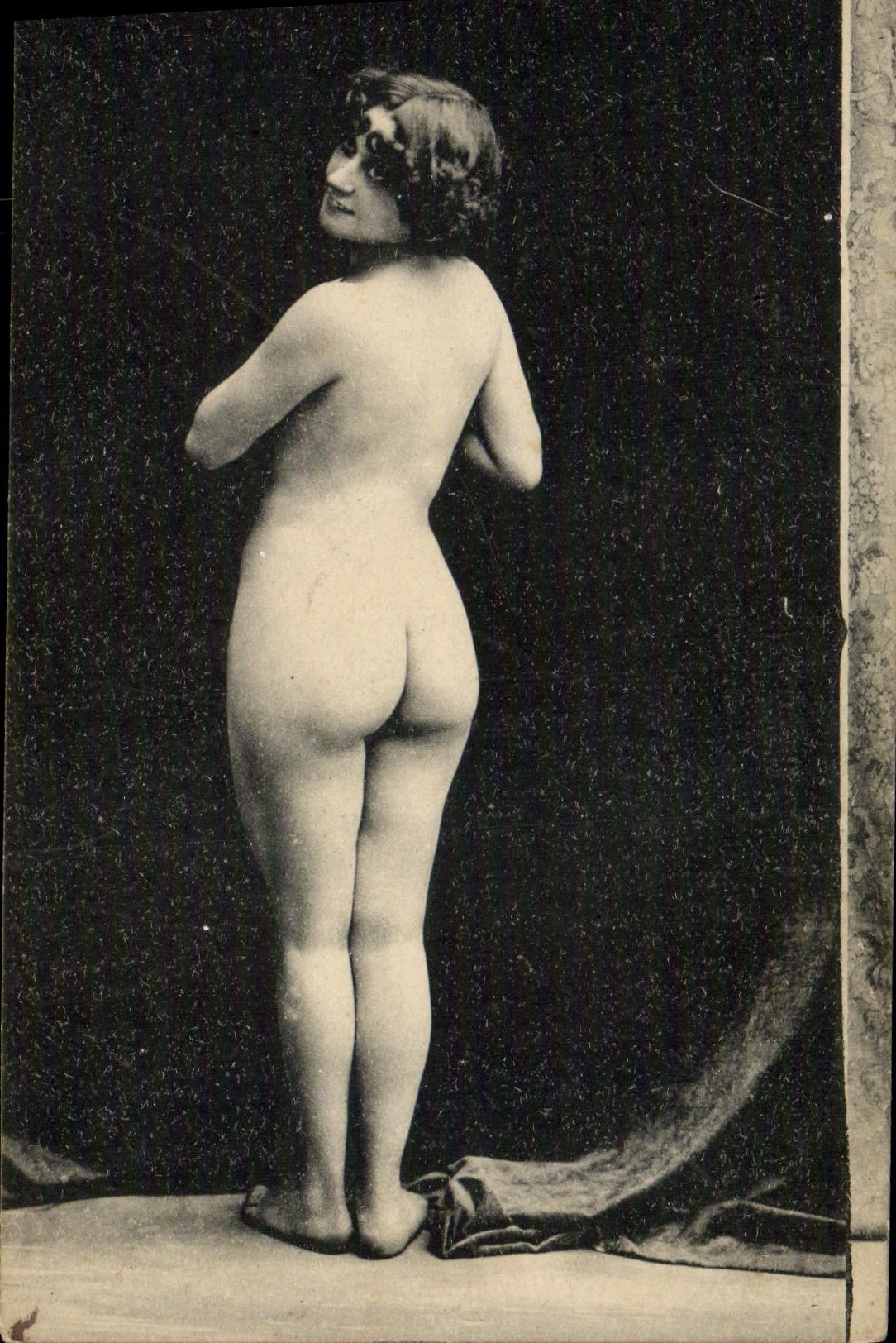 Nudité féminine — pose de dos — éditeur non identifié