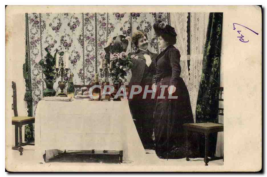 Deux personnes en tenue d'époque — intérieur décoré — éditeur CPAPHIL - Recto