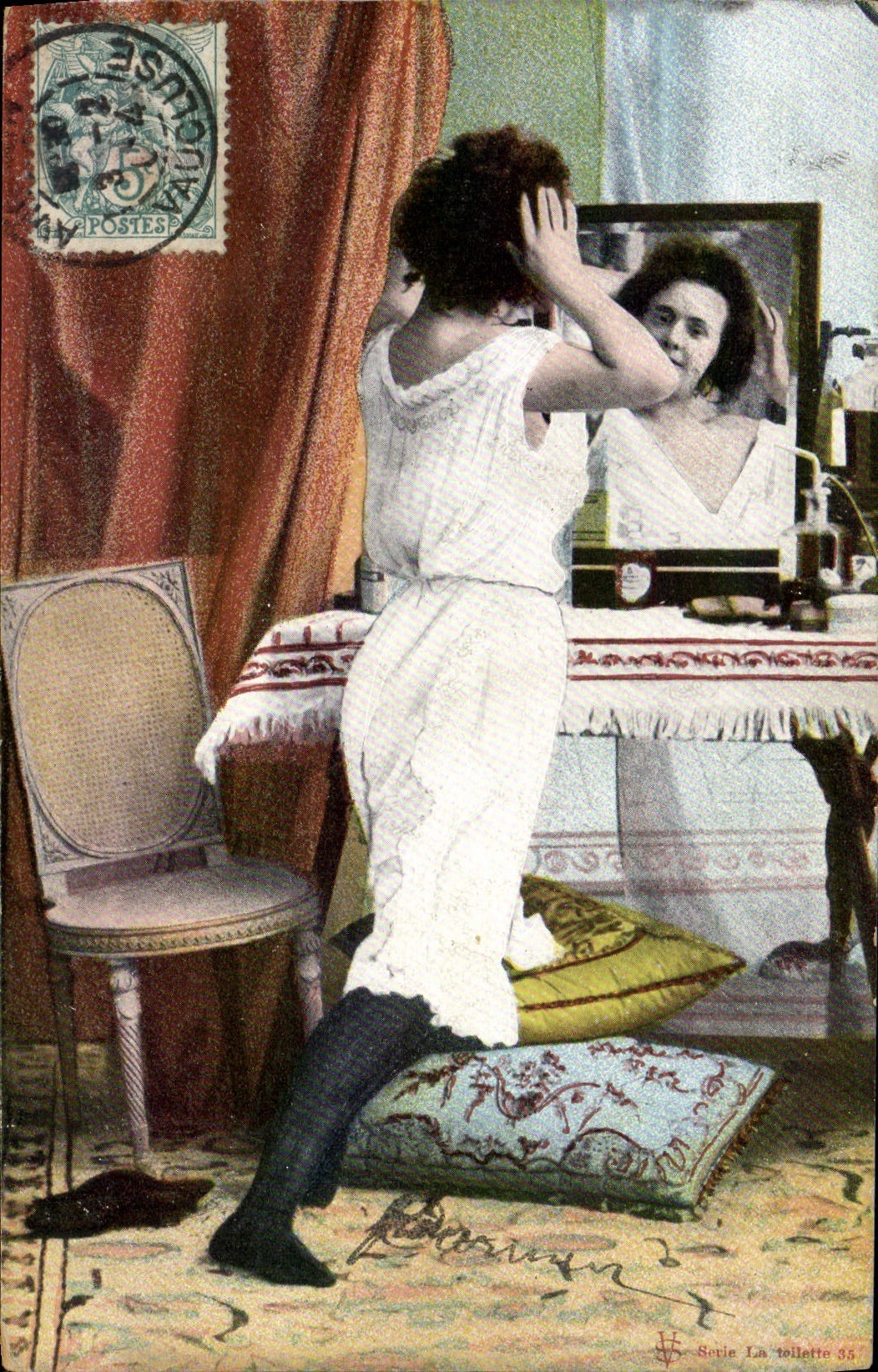 Femme se coiffant devant un miroir — Série La toilette 55 — Éditeur anonyme