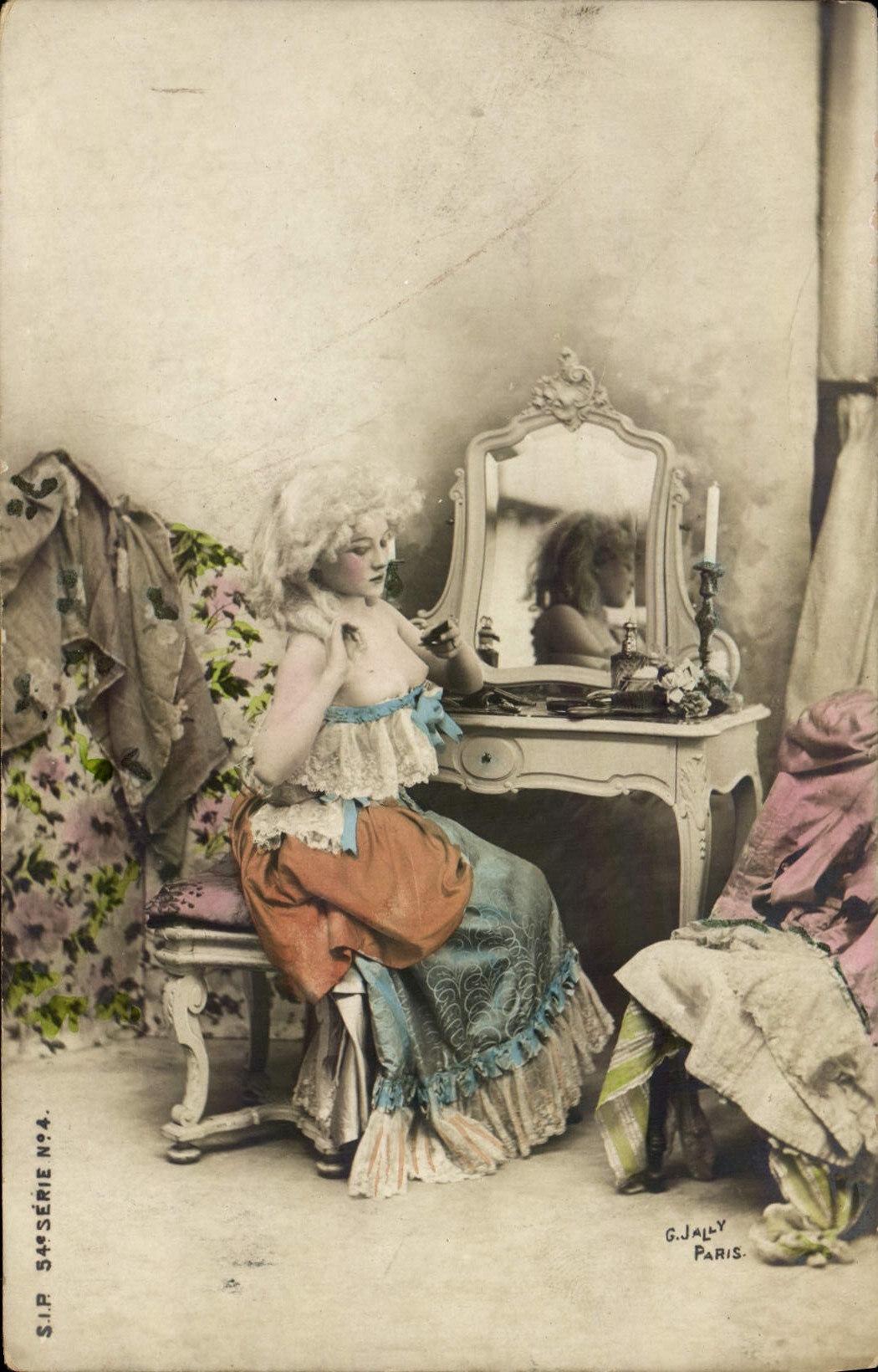 Joven mujer frente a un espejo — Serie 54, n°4 — G. JALY, París