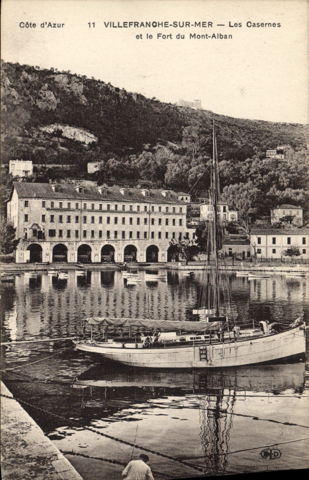 CPA Militaria Villefranche sur Mer Les casernes et le fort du Mont alban Bateau Voilier 